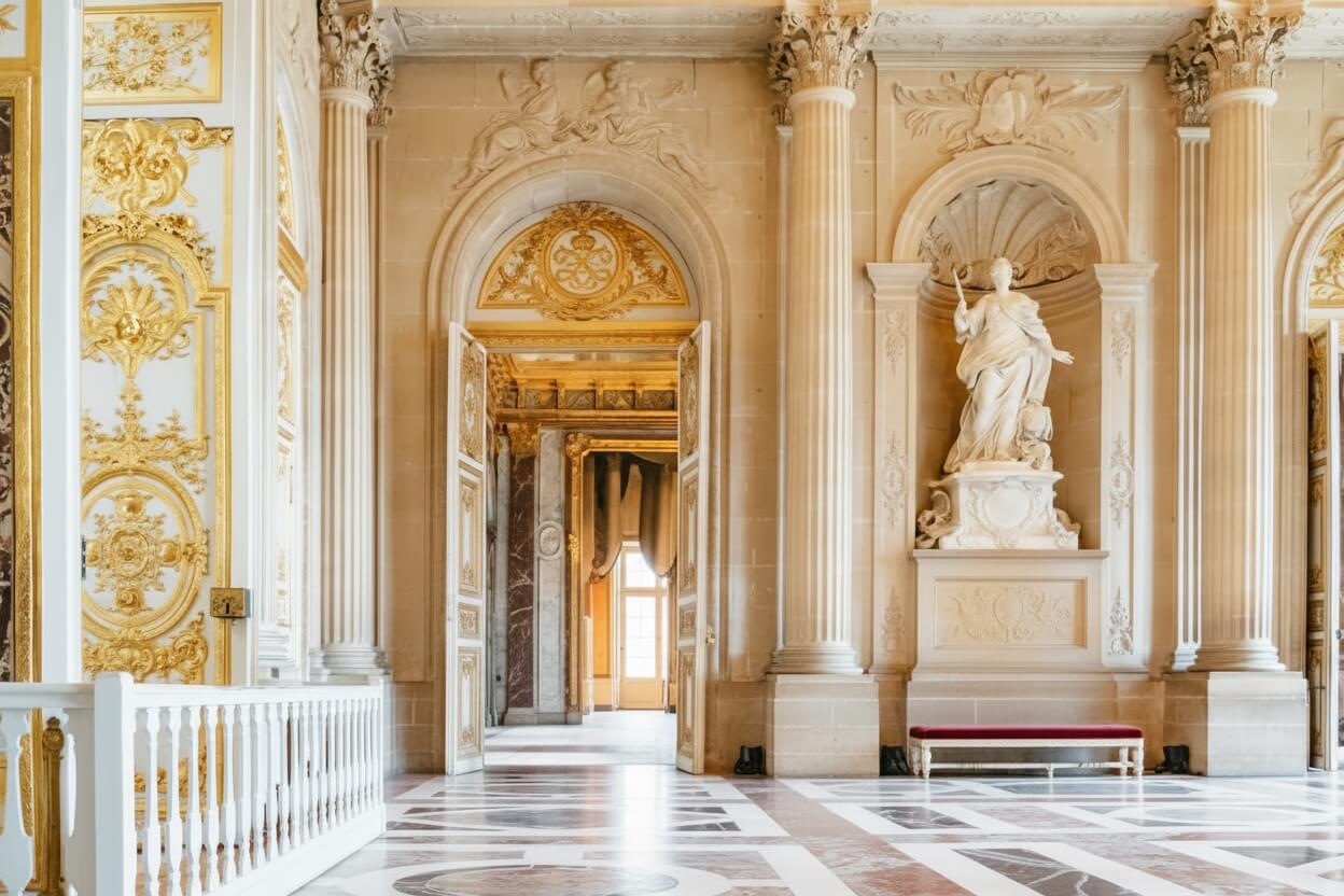 Palácio de Versalhes — fachada e jardins ao amanhecer